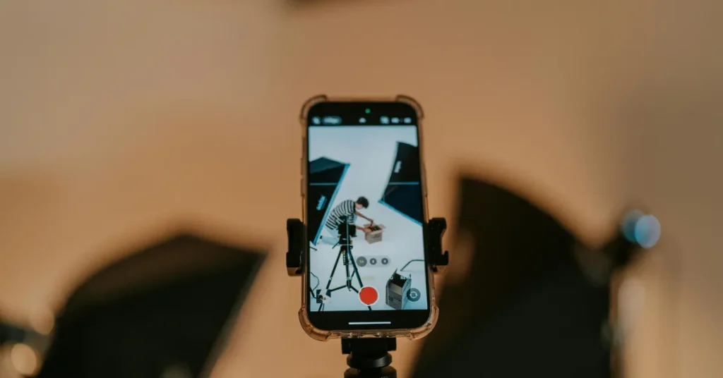 Strong Visuals Encourage People to Stop Scrolling