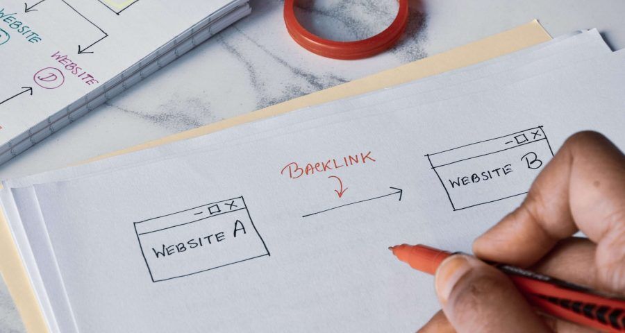 man writing diagram that describes backlinks