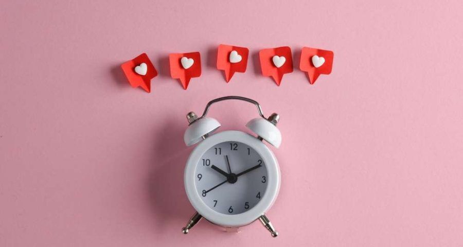 clock with the best time to post on social media for businesses to reach the widest audience and maximize engagement and conversions