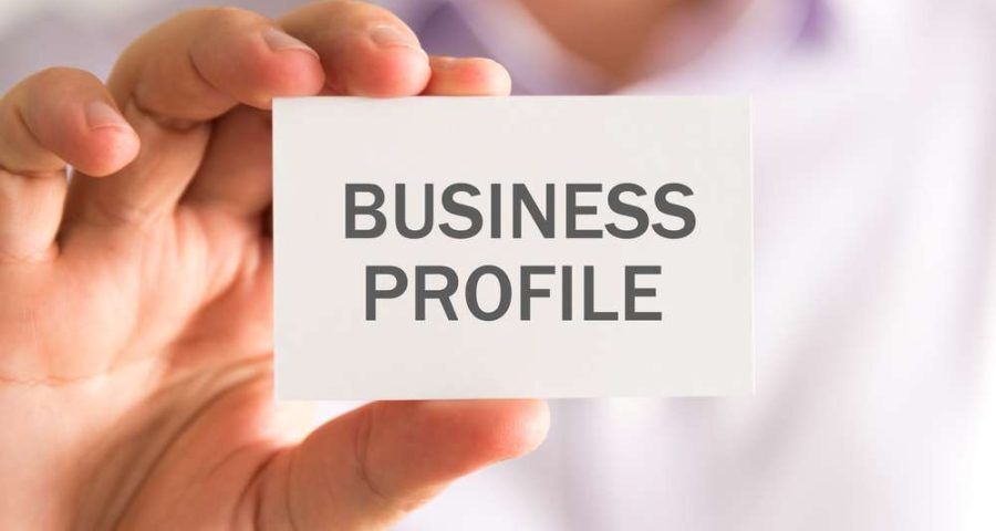 Closeup,On,Businessman,Holding,A,Card,With,Business,Profile,Message,